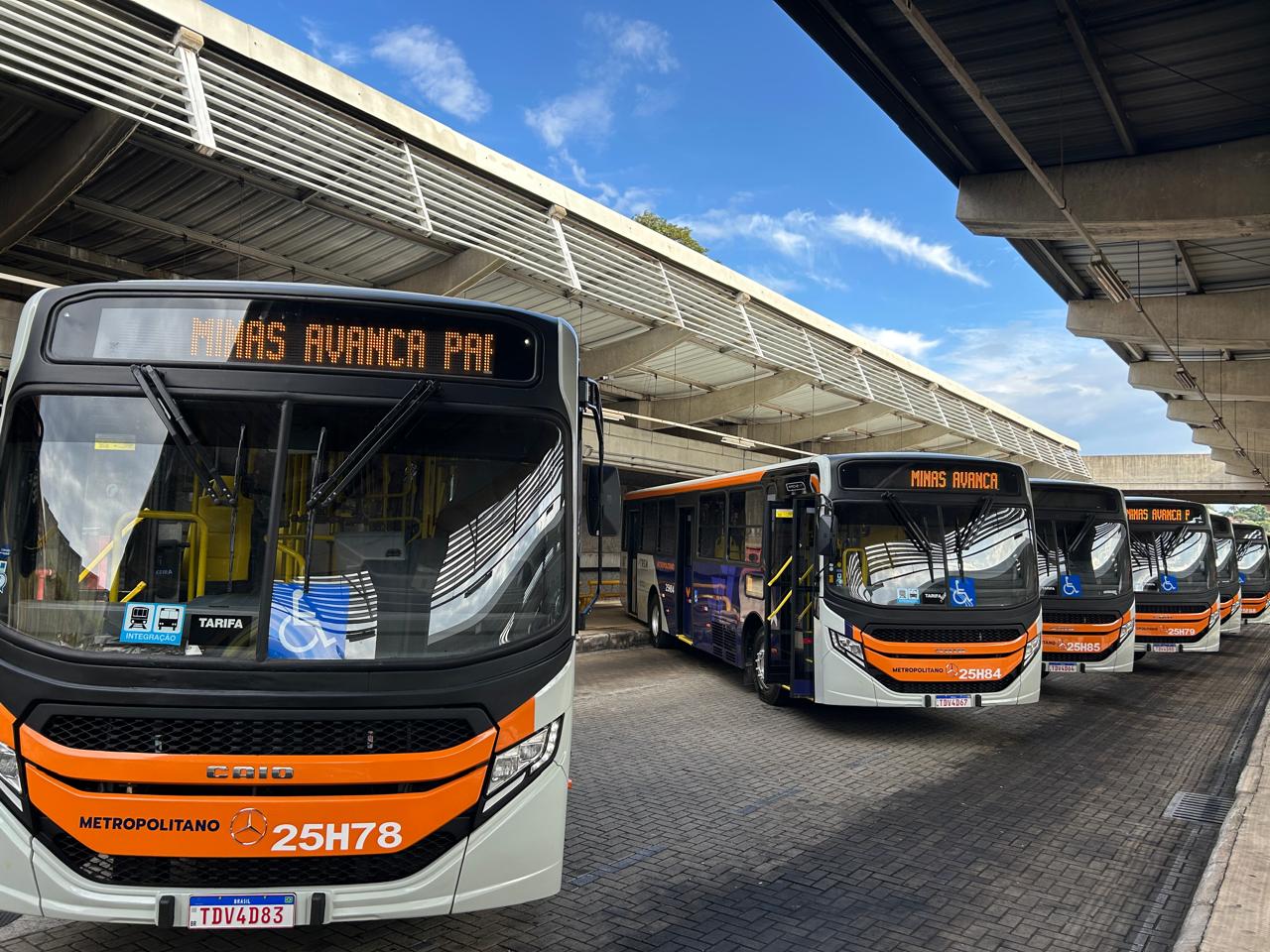 Governo de Minas entrega 49 novos ônibus metropolitanos em Vespasiano