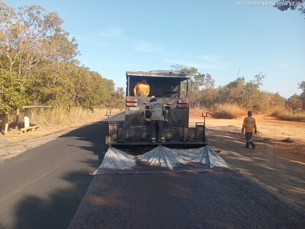 Obras para colocar novo asfalto na MG-259